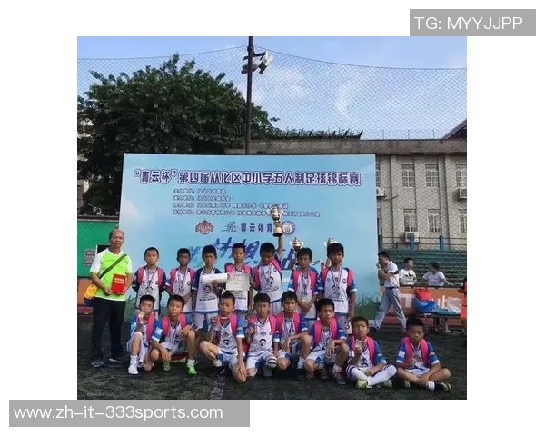 飞足球板报：展现青春活力与团队精神的足球文化盛宴